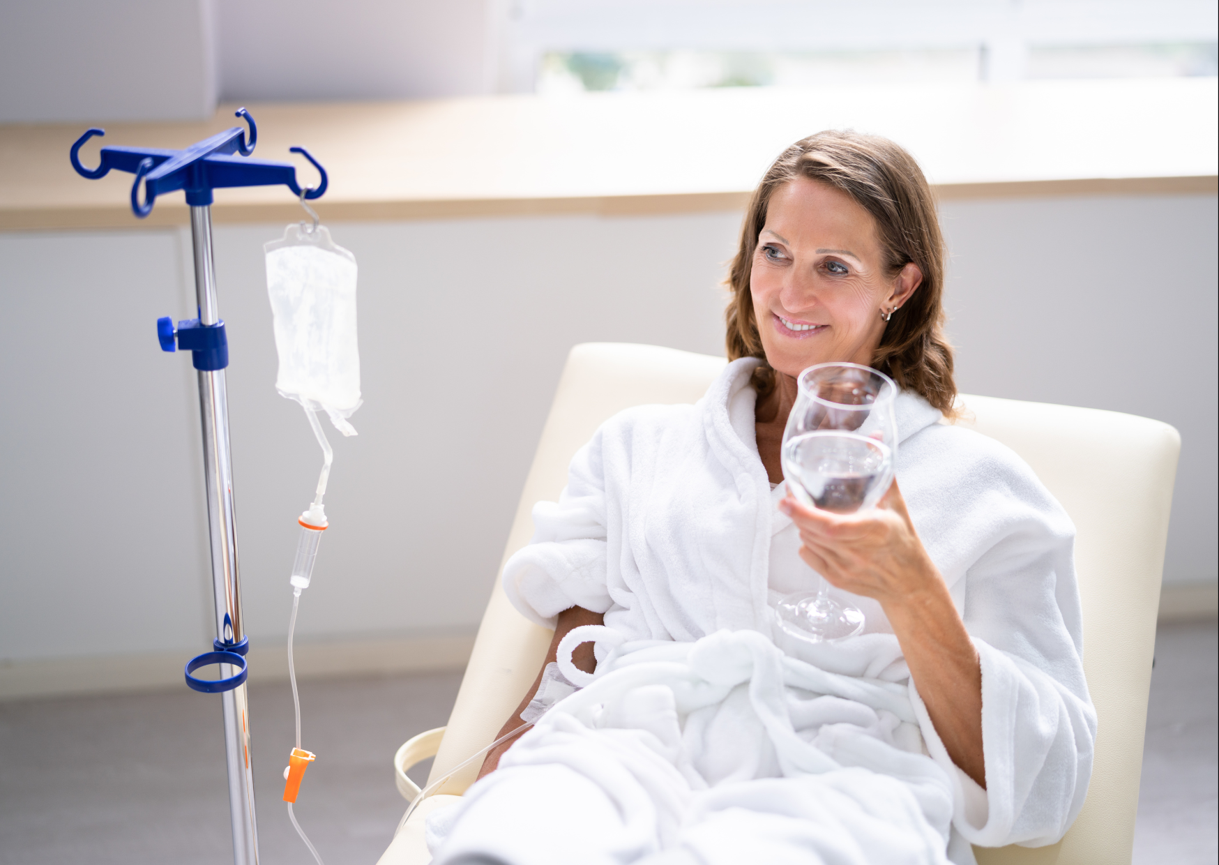 Femme recevant une perfusion vitaminée en cabinet médical pour renforcer son énergie.